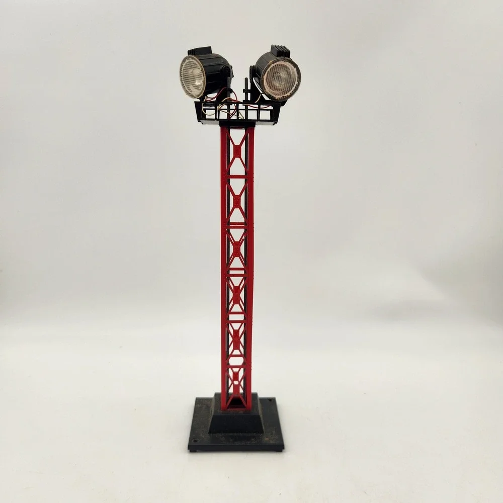 Vintage Lionel 3921 O-Gauge Floodlight Tower Red Lattice Dual Light Accessory